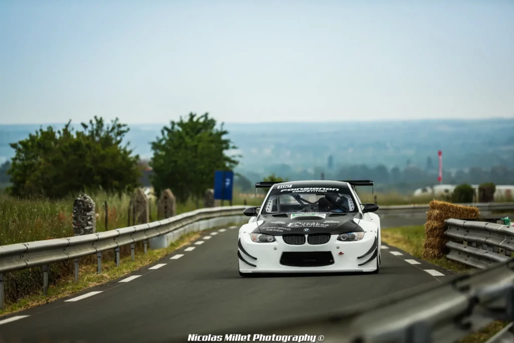 Voiture blacnhe dans la catégorie véhicules tourismes de la course de côte