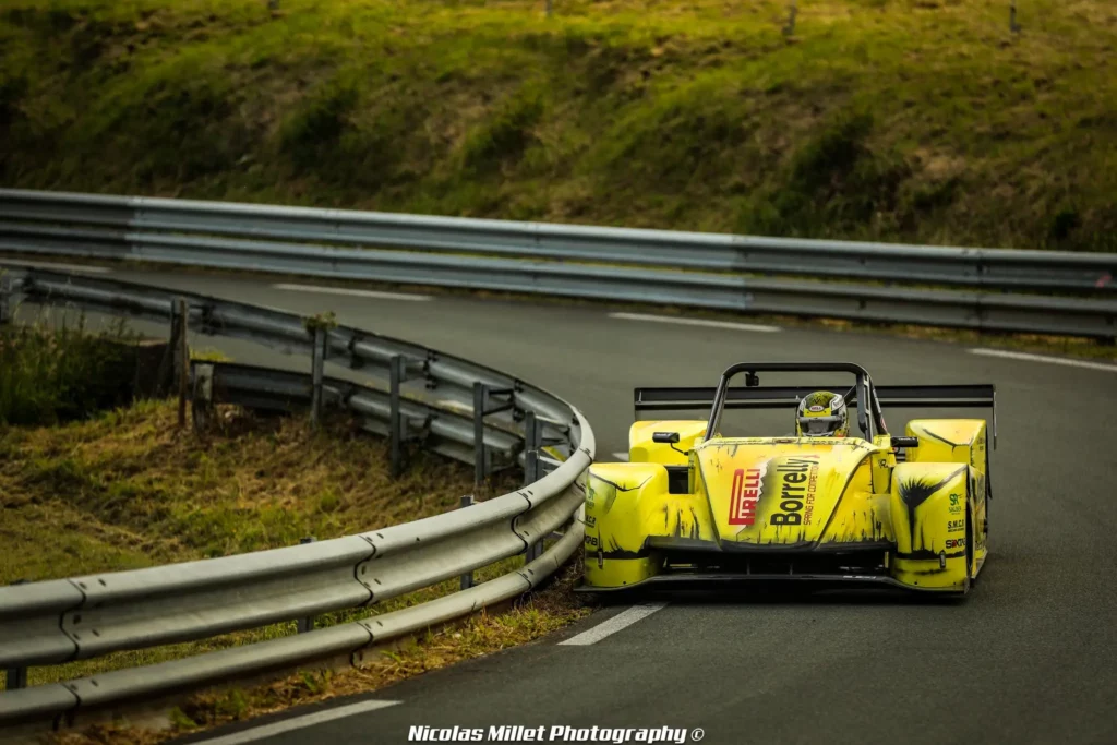 Voiture jaune dans la catégorie véhicules sport de la course de côte