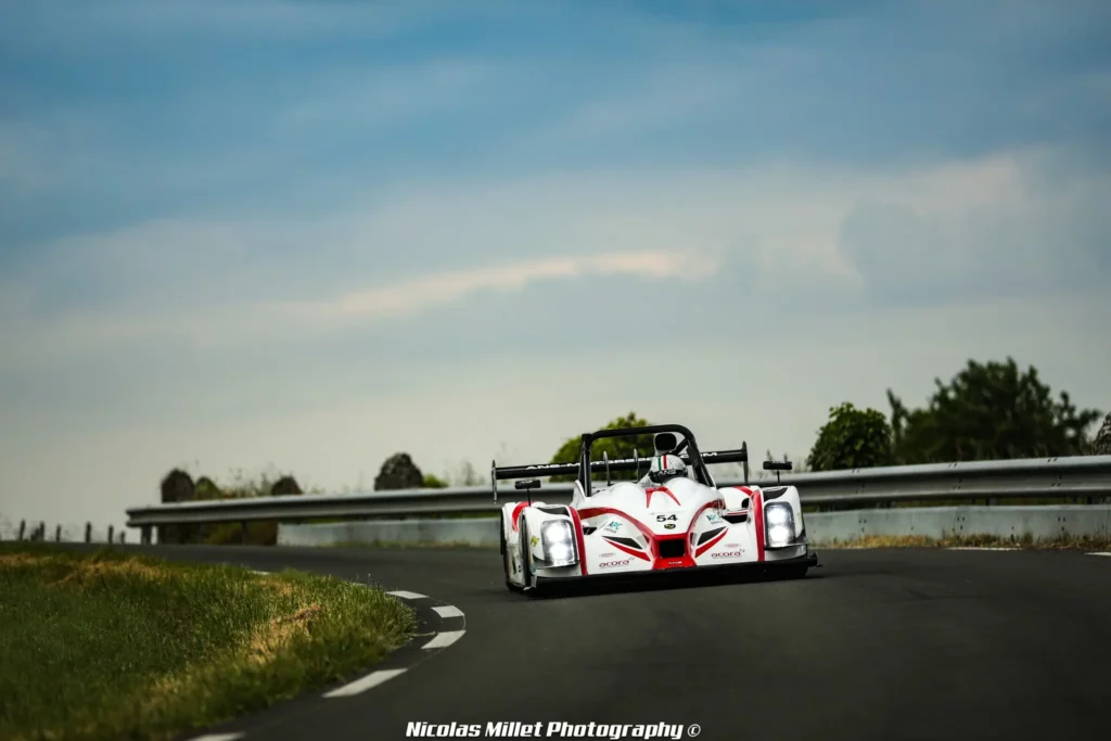 Voiture blanche dans la catégorie véhicules sport de la course de côte