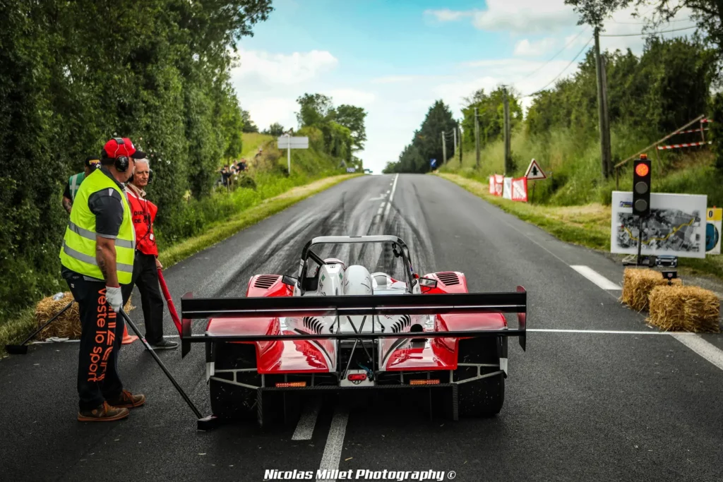 Voiture rouge dans la catégorie véhicules sport de la course de côte