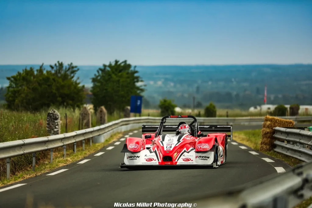 Voiture rouge dans la catégorie véhicules sport de la course de côte