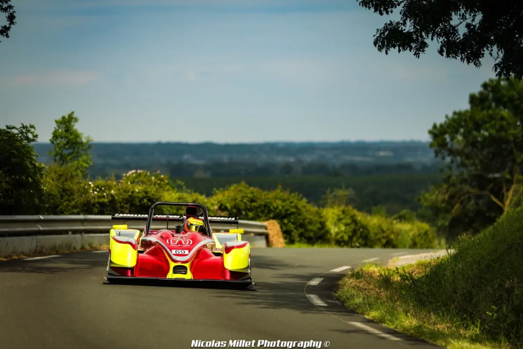 Voiture rouge dans la catégorie véhicules sport de la course de côte