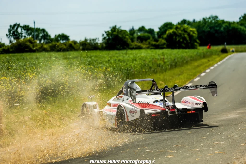 Voiture blanche dans la catégorie véhicules sport de la course de côte