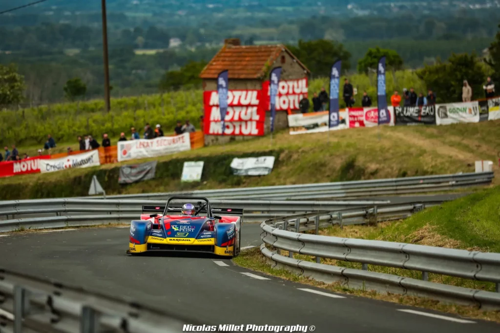 Voiture bleue dans la catégorie véhicules sport de la course de côte