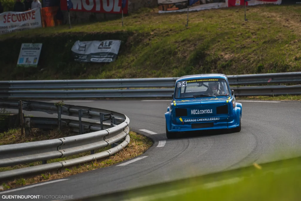 Voiture bleue dans la catégorie véhicules historique de la course de côte