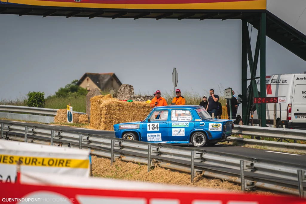 Voiture bleue dans la catégorie véhicules historique de la course de côte