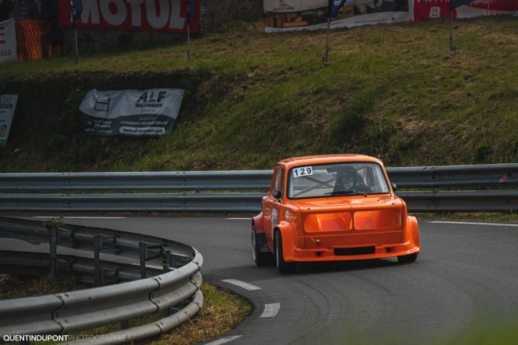 Voiture rouge dans la catégorie véhicules historique de la course de côte