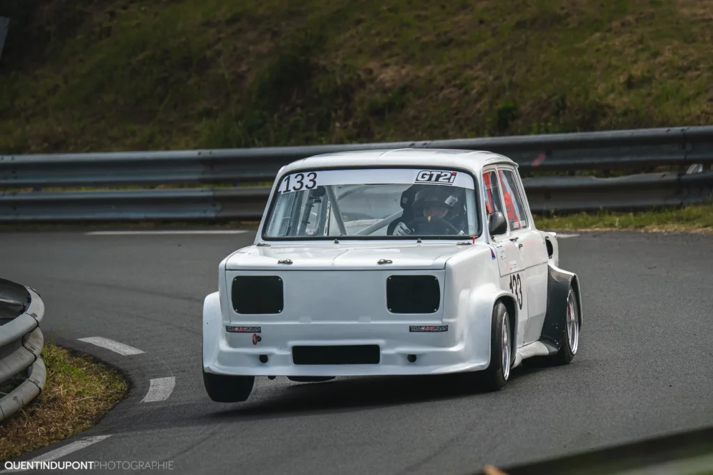 Voiture blanche dans la catégorie véhicules historique de la course de côte