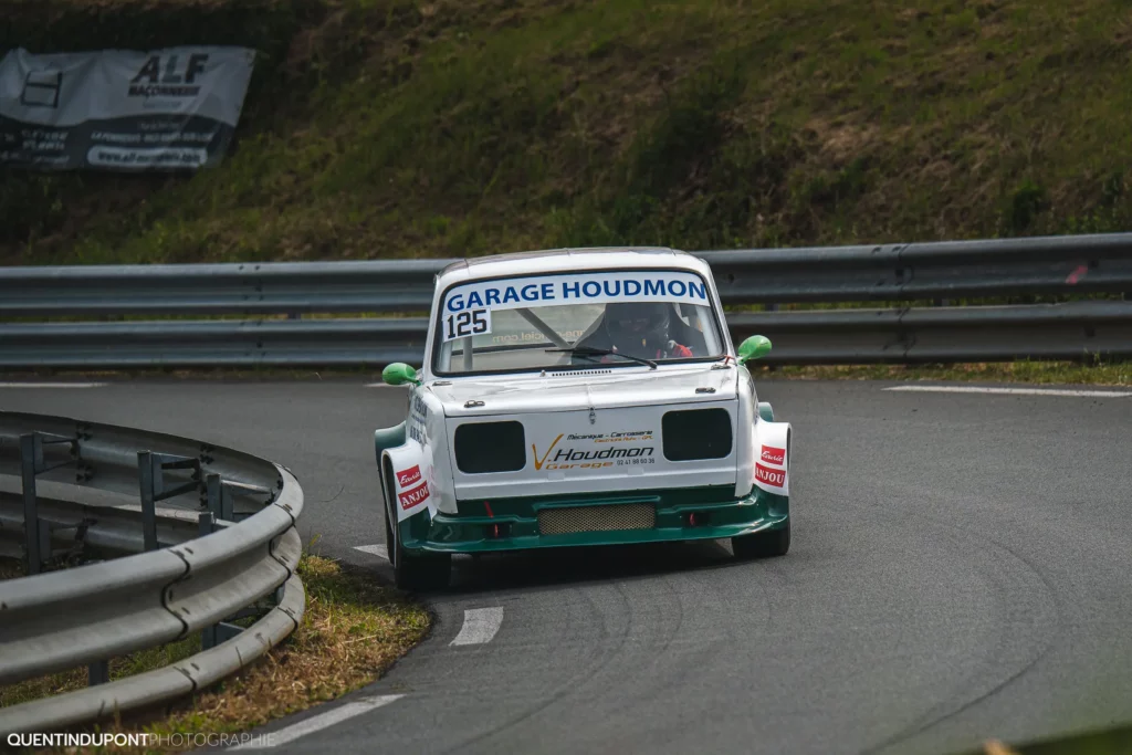 Voiture blanche dans la catégorie véhicules historique de la course de côte