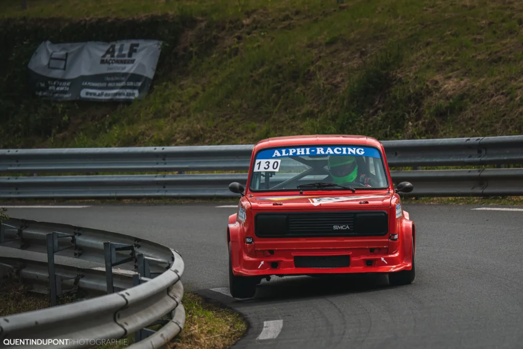 Voiture rouge dans la catégorie véhicules historique de la course de côte