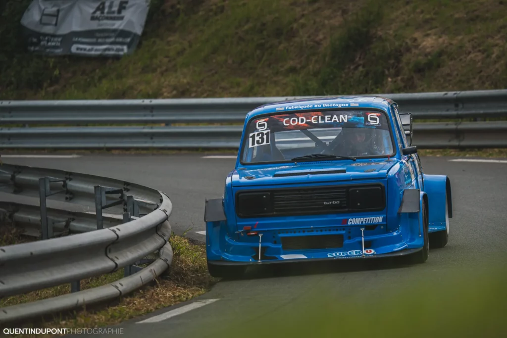 Voiture bleue dans la catégorie véhicules historique de la course de côte