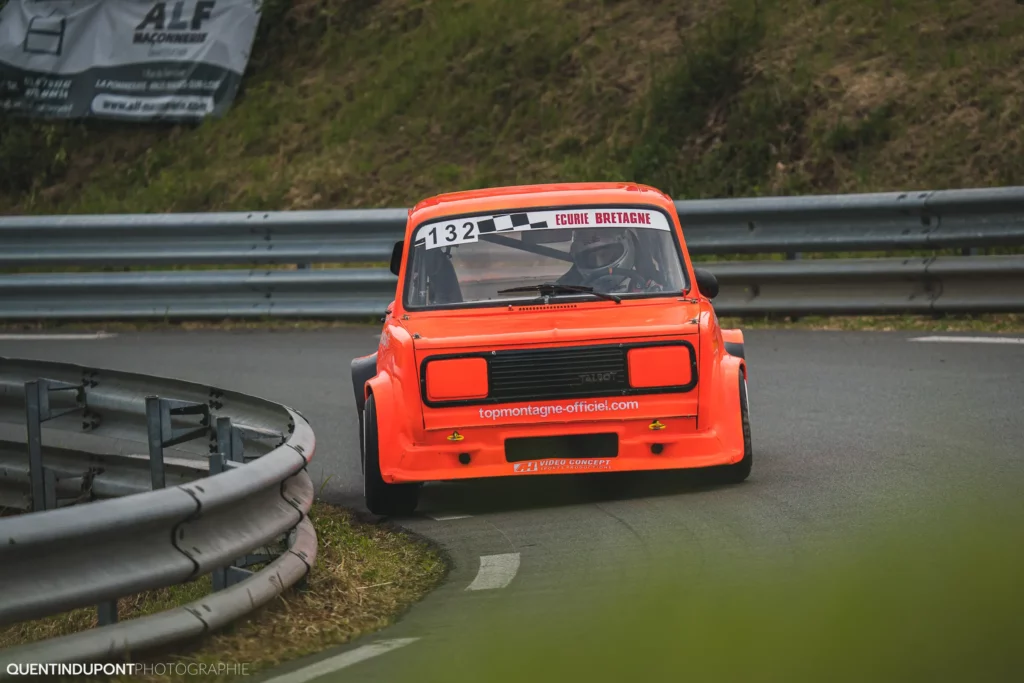 Voiture rouge dans la catégorie véhicules historique de la course de côte