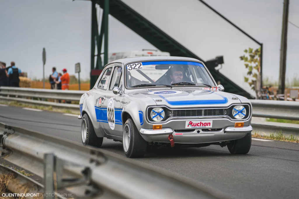 Voiture blanche dans la catégorie véhicules historique de la course de côte