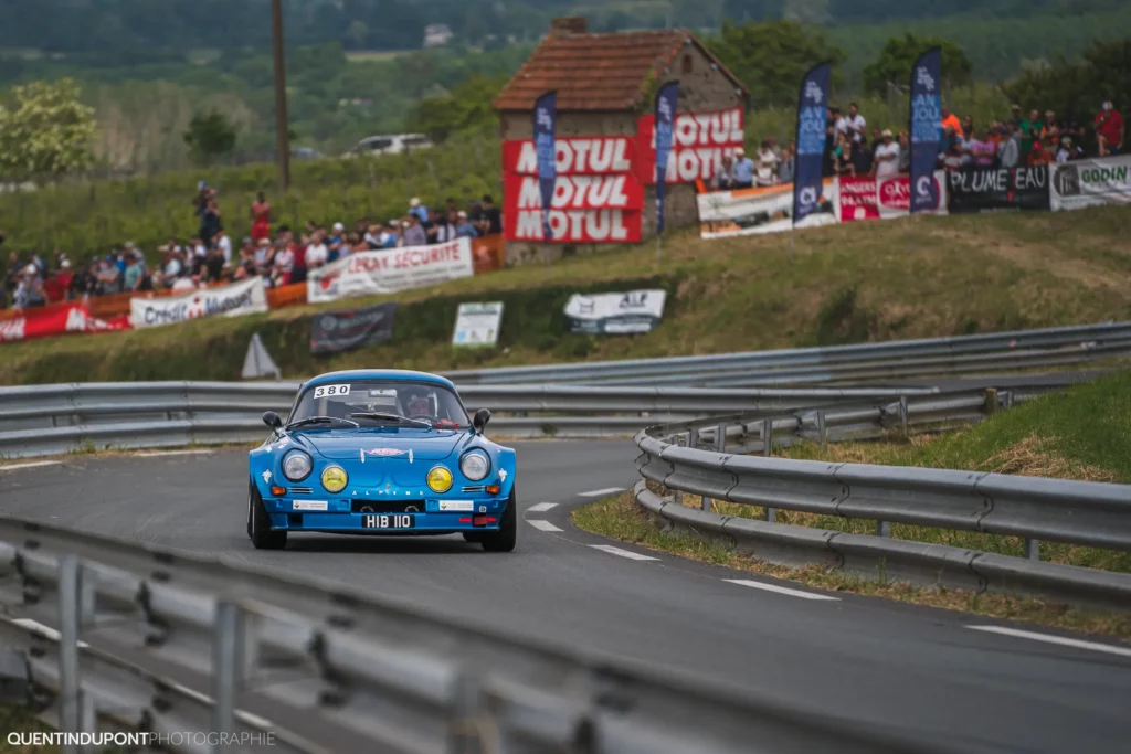 Voiture bleue dans la catégorie véhicules historique de la course de côte