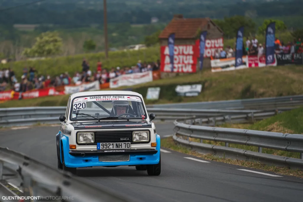 Voiture blanche dans la catégorie véhicules historique de la course de côte