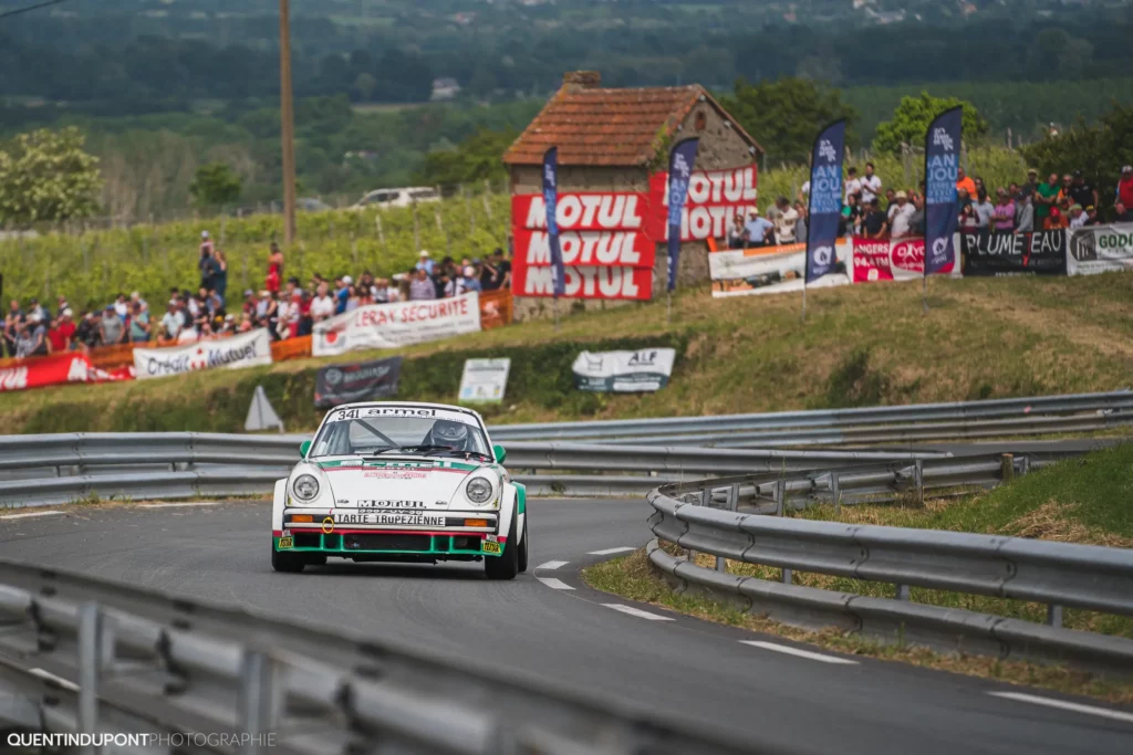 Voiture blanche dans la catégorie véhicules historique de la course de côte