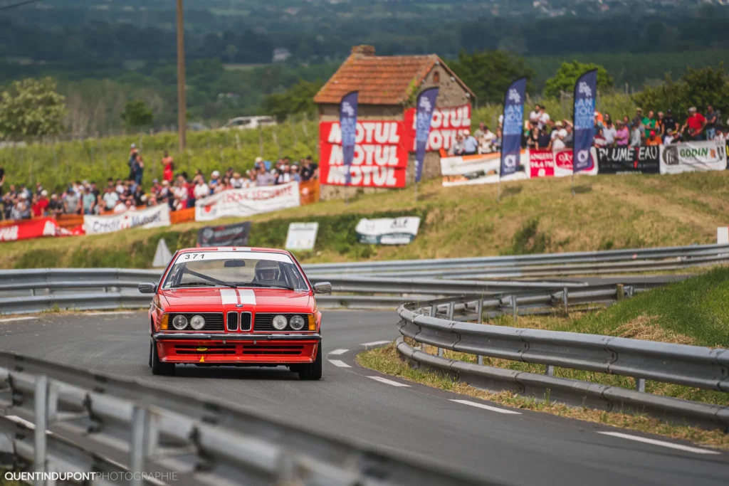 Voiture rouge dans la catégorie véhicules historique de la course de côte