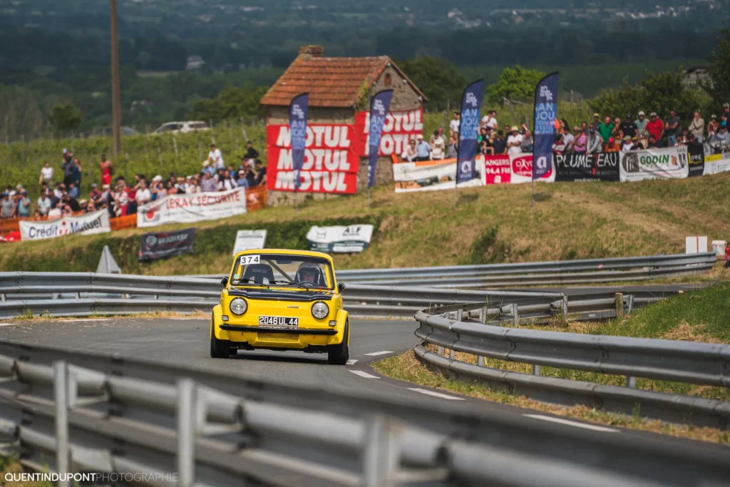 Voiture jaune dans la catégorie véhicules historique de la course de côte