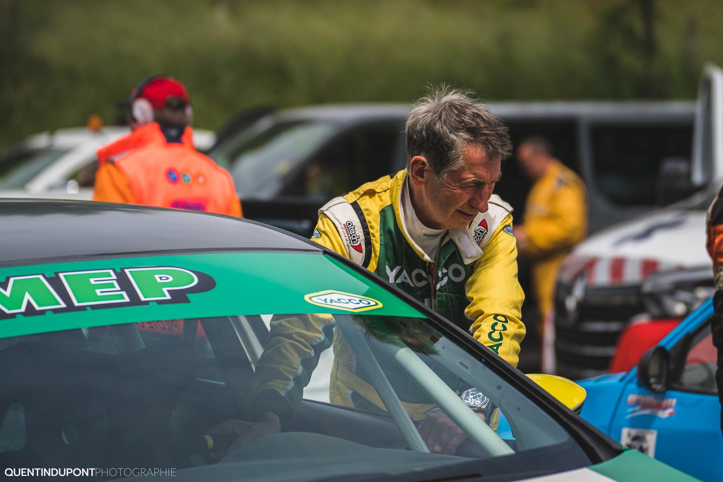 Pilotes à côté de leurs véhicules lors de la Course de Côte de La Pommeraye