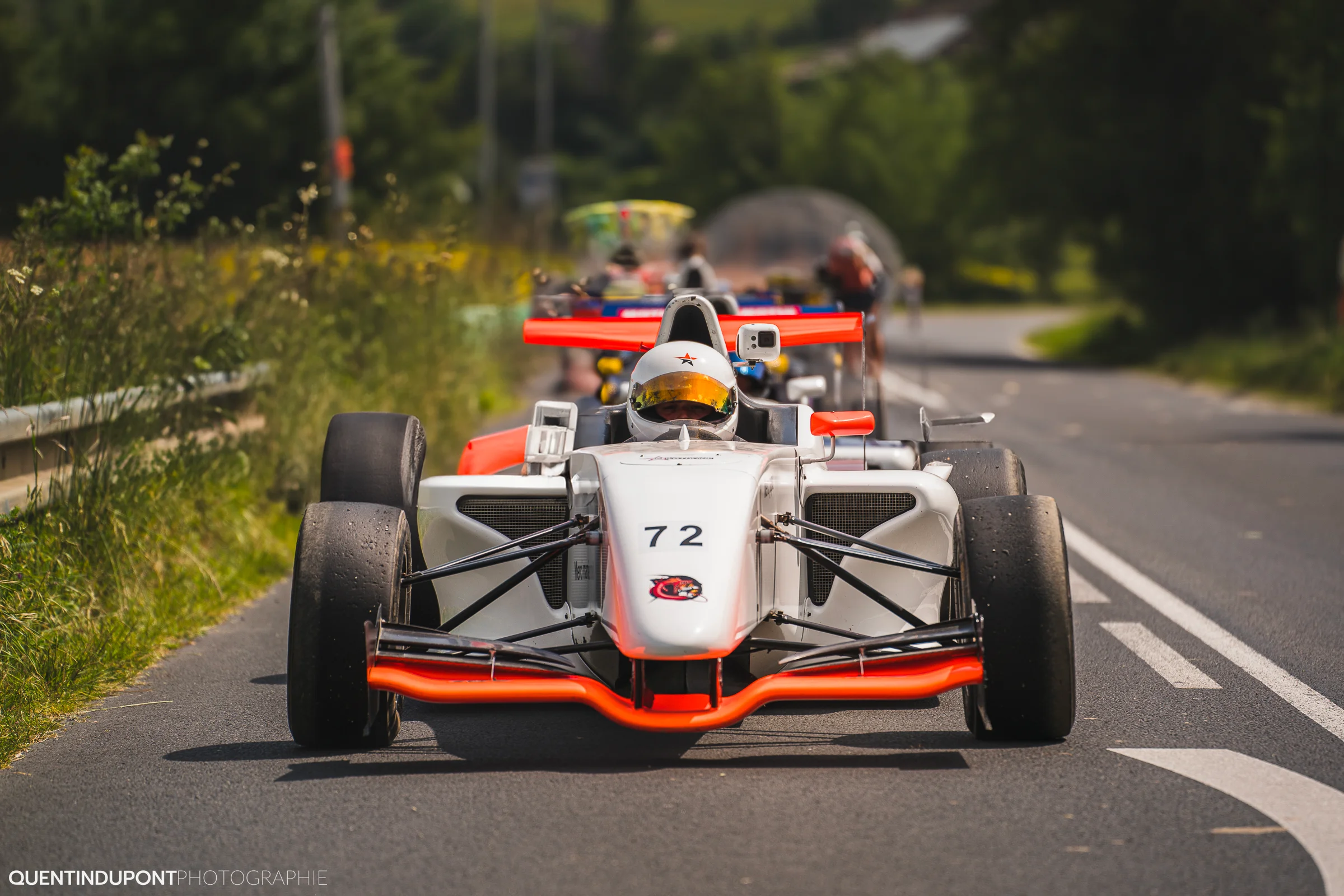 Pilotes dans des véhicules de sport lors de la Course de Côte de la Pommeraye